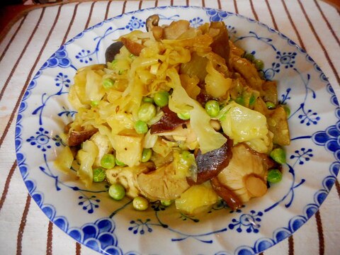 白ナスとキャベツとグリンピースのスパイス蒸し煮